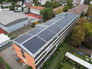 Neue Energie Landkreis Bad Dürkheim GmbH nimmt Photovoltaik-Anlage auf Leininger Gymnasium in Grünstadt in Betrieb